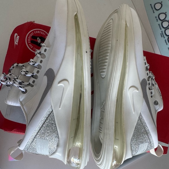Nike White and Gray Sneakers with Modern Design - Picture 2 of 9